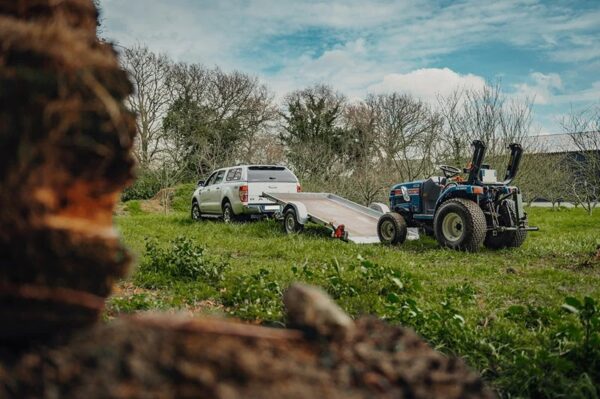 Plataforma basculante: 3,00 m x 1,70 m / 750 kg LIDER