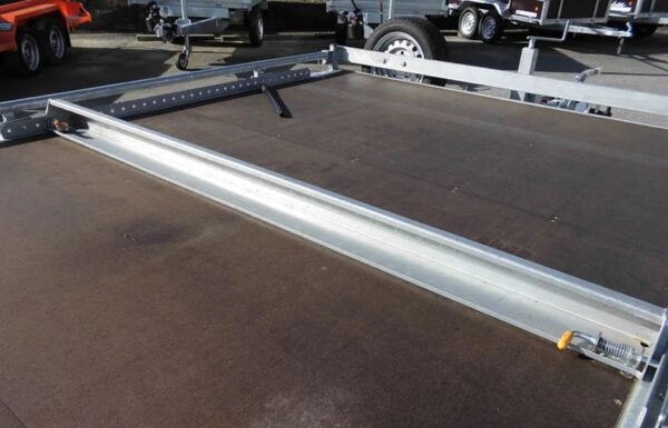 Remolque de plataforma LIDER con ruedas debajo – PTAC: 3500 kg – 2 ejes con freno – 506 x 215 cm