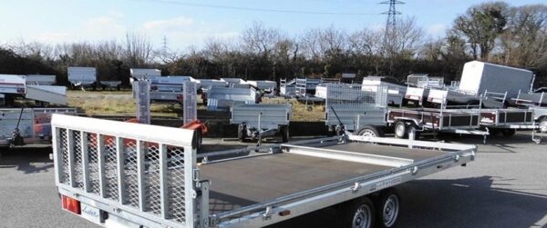 Remolque de plataforma LIDER con ruedas debajo – PTAC: 3500 kg – 2 ejes con freno – 506 x 215 cm